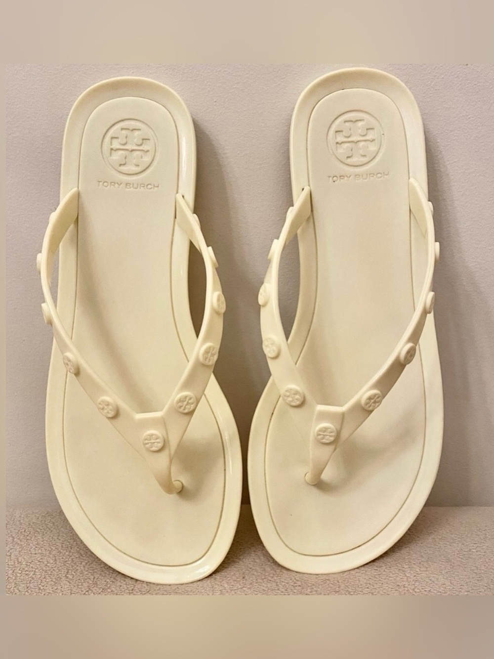 Tory Burch Cream Yellow SZ 6M Quiet Luxury Studded Logo Jelly Thong Flip Flops